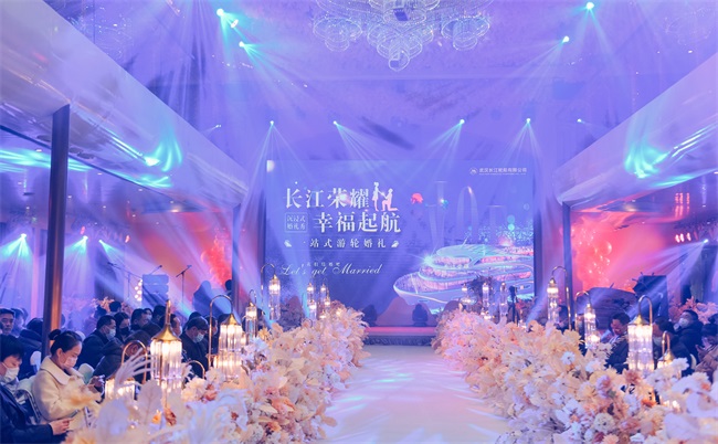 船于江中行，人在畫中游，是沉浸式郵輪婚禮給的浪漫